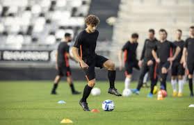 Exercice de conduite de balle avec cônes