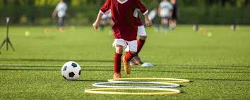 Ballon et matériel d’entraînement sur le terrain